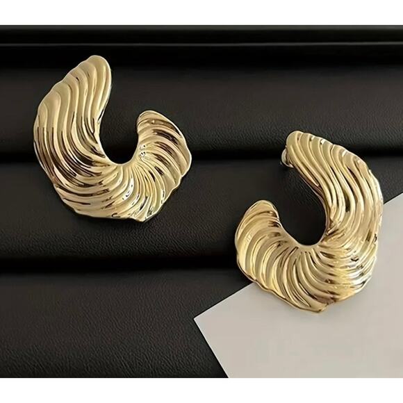 Gold Wavey Earrings - Picture 1 of 2